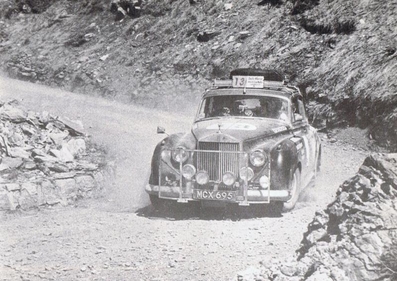 D.W.A.Martin - W.C.G.Martin - T.J.T.Martin
Daily Mirror London-Mexico World Cup Rally 1970. Rolls-Royce Silver Cloud. Abandonó por los bujes de la suspension, re-enganchandose al rally para ofrecer ayuda a quien la necesitara.

Del 19 de Abril al 27 de Mayo, Londres - Mexico.
Superficie: tierra - asfalto.

ITINERARIO:
Reino Unido, Francia, Alemania Occidental, Austria, Hungría, Yugoslavia, Bulgaria, regreso a Yugoslavia, Italia, Sur de Francia, España, Portugal.
REINICIO:
Brasil, Uruguay, Argentina, Chile, regreso a Argentina, Bolivia, Perú, Ecuador, Colombia, Panamá, Costa Rica, Nicaragua, Honduras, El Salvador, Guatemala y México.

La prueba constaba de 29 tramos especiales con un total de 25.750.00 km incluyendo los tramos de enlace.

Tomaron la salida 96 equipos, finalizaron 26.
@
Palabras clave: D.W.A.Martin;W.C.G.Martin;T.J.T.Martin;Londres-Mexico;Rolls-Royce;1970