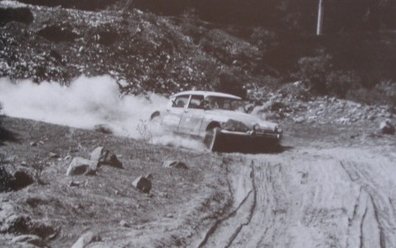 Claudine Trautmann-Bouchet - Colette Perrier
Daily Mirror London-Mexico World Cup Rally 1970. Citröen DS21.
Abandonaron en Costa Rica, pero se re-engancho para poder ayudar al equipo Citröen.

Del 19 de Abril al 27 de Mayo, Londres - Mexico.
Superficie: tierra - asfalto.

ITINERARIO:
Reino Unido, Francia, Alemania Occidental, Austria, Hungría, Yugoslavia, Bulgaria, regreso a Yugoslavia, Italia, Sur de Francia, España, Portugal.
REINICIO:
Brasil, Uruguay, Argentina, Chile, regreso a Argentina, Bolivia, Perú, Ecuador, Colombia, Panamá, Costa Rica, Nicaragua, Honduras, El Salvador, Guatemala y México.

La prueba constaba de 29 tramos especiales con un total de 25.750.00 km incluyendo los tramos de enlace.

Tomaron la salida 96 equipos, finalizaron 26.
@
Palabras clave: Londres-Mexico;Citroen;DS21;1970