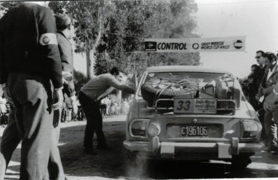 C.R. Zicavo - A.J. Specos - AA. Verna
Daily Mirror London-Mexico World Cup Rally 1970. Peugeot 504. Abandonó, desconocemos el motivo.

Del 19 de Abril al 27 de Mayo, Londres - Mexico.
Superficie: tierra - asfalto.

ITINERARIO:
Reino Unido, Francia, Alemania Occidental, Austria, Hungría, Yugoslavia, Bulgaria, regreso a Yugoslavia, Italia, Sur de Francia, España, Portugal.
REINICIO:
Brasil, Uruguay, Argentina, Chile, regreso a Argentina, Bolivia, Perú, Ecuador, Colombia, Panamá, Costa Rica, Nicaragua, Honduras, El Salvador, Guatemala y México.

La prueba constaba de 29 tramos especiales con un total de 25.750.00 km incluyendo los tramos de enlace.

Tomaron la salida 96 equipos, finalizaron 26.
@
Palabras clave: ;Londres-Mexico;Peugeot;1970