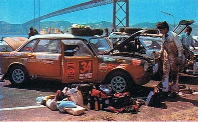 H.C. Penfold - P.A. Jones - E. McInally
Daily Mirror London-Mexico World Cup Rally 1970. British Leyland 1800. Abandonó, desconocemos el motivo.

Del 19 de Abril al 27 de Mayo, Londres - Mexico.
Superficie: tierra - asfalto.

ITINERARIO:
Reino Unido, Francia, Alemania Occidental, Austria, Hungría, Yugoslavia, Bulgaria, regreso a Yugoslavia, Italia, Sur de Francia, España, Portugal.
REINICIO:
Brasil, Uruguay, Argentina, Chile, regreso a Argentina, Bolivia, Perú, Ecuador, Colombia, Panamá, Costa Rica, Nicaragua, Honduras, El Salvador, Guatemala y México.

La prueba constaba de 29 tramos especiales con un total de 25.750.00 km incluyendo los tramos de enlace.

Tomaron la salida 96 equipos, finalizaron 26.
@
Palabras clave: ;P._A._Jones;Londres-Mexico;Leyland;1970