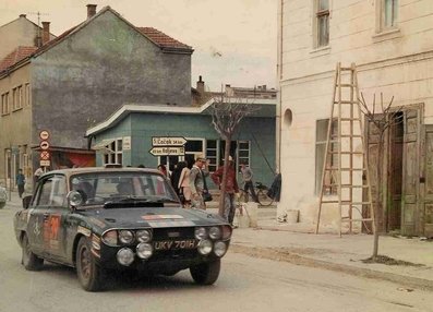 Adrian Lloyd-Hirst - Brian Englefield - Keith Baker
Daily Mirror London-Mexico World Cup Rally 1970. Triumph 2.5 Pi (UKV 701H). Abandonó por no pasar por un control horaro entre Rio de Janeiro y Ventania.

Del 19 de Abril al 27 de Mayo, Londres - Mexico.
Superficie: tierra - asfalto.

ITINERARIO:
Reino Unido, Francia, Alemania Occidental, Austria, Hungría, Yugoslavia, Bulgaria, regreso a Yugoslavia, Italia, Sur de Francia, España, Portugal.
REINICIO:
Brasil, Uruguay, Argentina, Chile, regreso a Argentina, Bolivia, Perú, Ecuador, Colombia, Panamá, Costa Rica, Nicaragua, Honduras, El Salvador, Guatemala y México.

La prueba constaba de 29 tramos especiales con un total de 25.750.00 km incluyendo los tramos de enlace.

Tomaron la salida 96 equipos, finalizaron 26.
@
Palabras clave: ;Keith Baker;Londres-Mexico;Triumph;1970