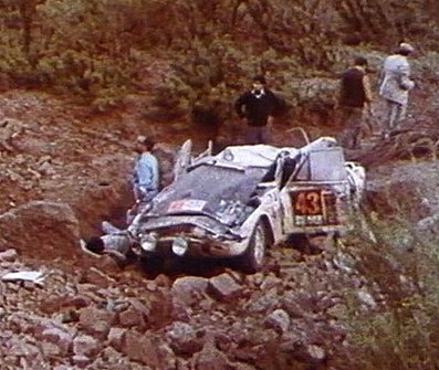 Andrew Cowan - Brian Coyle - Ularico Ossio
Daily Mirror London-Mexico World Cup Rally 1970. Triumph 2.5 PI. Abandonó por el accidente de la foto, cuando estaba alcanzando el Morris 1800 de Jean Denton - Pat Wright - Liz Crellin.

Debido a la polvareda que levantaba el Morris, no vio una horquilla a derechas en subida.
Era el tramo mas largo del Rally que iba de Rodeo a La Vina, tenia 816 Kms.

Cowan pilotaba, Coyle era el navegador y Ossio dormia en el asiento posterior.

Del 19 de Abril al 27 de Mayo, Londres - Mexico.
Superficie: tierra - asfalto.

ITINERARIO:
Reino Unido, Francia, Alemania Occidental, Austria, Hungría, Yugoslavia, Bulgaria, regreso a Yugoslavia, Italia, Sur de Francia, España, Portugal.
REINICIO:
Brasil, Uruguay, Argentina, Chile, regreso a Argentina, Bolivia, Perú, Ecuador, Colombia, Panamá, Costa Rica, Nicaragua, Honduras, El Salvador, Guatemala y México.

La prueba constaba de 29 tramos especiales con un total de 25.750.00 km incluyendo los tramos de enlace.

Tomaron la salida 96 equipos, finalizaron 26.
@
Palabras clave: Andrew_Cowan;Londres-Mexico;Triumph;1970;Crash