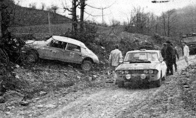 Daily Mirror London-Mexico World Cup Rally 1970
Triumph 2.5 Pi Mk2 de Evan Green - Gelegnite Jack Murray - Hamish Cardno.
Citröen DS 21 de Paul Coltelloni - Henri Marang 'Ido'.

Esperando que retiren de la ruta dos camiones que habí­an colisionado.
Ambos se retiraron, el primero (Triumph) por problemas mecánicos-accidente y el segundo (Citröen) por fatal accidente.

Del 19 de Abril al 27 de Mayo, Londres - Mexico.
Superficie: tierra - asfalto.

ITINERARIO:
Reino Unido, Francia, Alemania Occidental, Austria, Hungría, Yugoslavia, Bulgaria, regreso a Yugoslavia, Italia, Sur de Francia, España, Portugal.
REINICIO:
Brasil, Uruguay, Argentina, Chile, regreso a Argentina, Bolivia, Perú, Ecuador, Colombia, Panamá, Costa Rica, Nicaragua, Honduras, El Salvador, Guatemala y México.

La prueba constaba de 29 tramos especiales con un total de 25.750.00 km incluyendo los tramos de enlace.

Tomaron la salida 96 equipos, finalizaron 26.
@
Palabras clave: Evan_Gree;Gelegnite_Jack_Murray;Hamish_Cardno;Paul_Coltelloni;do_Marang;Londres-Mexico;Citroen;DS21;Triumph;1970