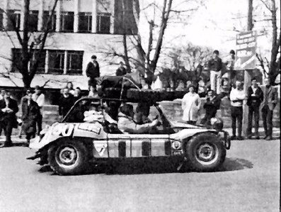 John Caulcutt - David Steward - Noel Hutchinson
Daily Mirror London-Mexico World Cup Rally 1970. Volkswagen Beach Buggy. Abandonó por rotura del depósito de gasolina antes del primer tramo cronometrado.

Del 19 de Abril al 27 de Mayo, Londres - Mexico.
Superficie: tierra - asfalto.

ITINERARIO:
Reino Unido, Francia, Alemania Occidental, Austria, Hungría, Yugoslavia, Bulgaria, regreso a Yugoslavia, Italia, Sur de Francia, España, Portugal.
REINICIO:
Brasil, Uruguay, Argentina, Chile, regreso a Argentina, Bolivia, Perú, Ecuador, Colombia, Panamá, Costa Rica, Nicaragua, Honduras, El Salvador, Guatemala y México.

La prueba constaba de 29 tramos especiales con un total de 25.750.00 km incluyendo los tramos de enlace.

Tomaron la salida 96 equipos, finalizaron 26.
@
Palabras clave: John_Caulcutt;David_Steward;Noel_Hutchinson;Londres-Mexico;Volkswagen;Buggy;1970