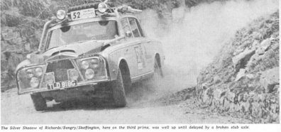 R.K.Richards - Bill Bengry - David Skellington
Daily Mirror London-Mexico World Cup Rally 1970. Rolls-Royce Silver Shadow. Abandonó, desconocemos el motivo.

Richards regresó a Inglaterra pero Bengry se re-engancho para ofrecer ayuda a los que continuaban, llegando a llevar un equipo de soldadura en el coche.

Anecdota:
En Portugal rompieron un buje de la suspensión, el recambio fue ofrecido por otro millonario de Lisboa para que pudieran continuar.

Del 19 de Abril al 27 de Mayo, Londres - Mexico.
Superficie: tierra - asfalto.

ITINERARIO:
Reino Unido, Francia, Alemania Occidental, Austria, Hungría, Yugoslavia, Bulgaria, regreso a Yugoslavia, Italia, Sur de Francia, España, Portugal.
REINICIO:
Brasil, Uruguay, Argentina, Chile, regreso a Argentina, Bolivia, Perú, Ecuador, Colombia, Panamá, Costa Rica, Nicaragua, Honduras, El Salvador, Guatemala y México.

La prueba constaba de 29 tramos especiales con un total de 25.750.00 km incluyendo los tramos de enlace.

Tomaron la salida 96 equipos, finalizaron 26.
@
Palabras clave: R.K.Richards;David_Skellington;Londres-Mexico;Rolls-Royce;1970