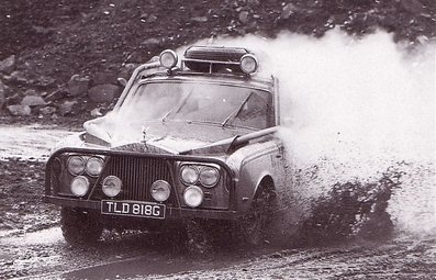 R.K.Richards - Bill Bengry - David Skellington
Daily Mirror London-Mexico World Cup Rally 1970. Rolls-Royce Silver Shadow. Abandonó, desconocemos el motivo.

Richards regresó a Inglaterra pero Bengry se re-engancho para ofrecer ayuda a los que continuaban, llegando a llevar un equipo de soldadura en el coche.

Anecdota:
En Portugal rompieron un buje de la suspensión, el recambio fue ofrecido por otro millonario de Lisboa para que pudieran continuar.

Del 19 de Abril al 27 de Mayo, Londres - Mexico.
Superficie: tierra - asfalto.

ITINERARIO:
Reino Unido, Francia, Alemania Occidental, Austria, Hungría, Yugoslavia, Bulgaria, regreso a Yugoslavia, Italia, Sur de Francia, España, Portugal.
REINICIO:
Brasil, Uruguay, Argentina, Chile, regreso a Argentina, Bolivia, Perú, Ecuador, Colombia, Panamá, Costa Rica, Nicaragua, Honduras, El Salvador, Guatemala y México.

La prueba constaba de 29 tramos especiales con un total de 25.750.00 km incluyendo los tramos de enlace.

Tomaron la salida 96 equipos, finalizaron 26.
@
Palabras clave: R.K.Richards;David_Skellington;Londres-Mexico;Rolls-Royce;1970