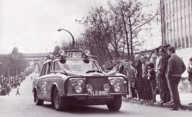 R.K.Richards - Bill Bengry - David Skellington
Daily Mirror London-Mexico World Cup Rally 1970. Rolls-Royce Silver Shadow. Abandonó, desconocemos el motivo.

Richards regresó a Inglaterra pero Bengry se re-engancho para ofrecer ayuda a los que continuaban, llegando a llevar un equipo de soldadura en el coche.

Anecdota:
En Portugal rompieron un buje de la suspensión, el recambio fue ofrecido por otro millonario de Lisboa para que pudieran continuar.

Del 19 de Abril al 27 de Mayo, Londres - Mexico.
Superficie: tierra - asfalto.

ITINERARIO:
Reino Unido, Francia, Alemania Occidental, Austria, Hungría, Yugoslavia, Bulgaria, regreso a Yugoslavia, Italia, Sur de Francia, España, Portugal.
REINICIO:
Brasil, Uruguay, Argentina, Chile, regreso a Argentina, Bolivia, Perú, Ecuador, Colombia, Panamá, Costa Rica, Nicaragua, Honduras, El Salvador, Guatemala y México.

La prueba constaba de 29 tramos especiales con un total de 25.750.00 km incluyendo los tramos de enlace.

Tomaron la salida 96 equipos, finalizaron 26.
@
Palabras clave: R.K.Richards;David_Skellington;Londres-Mexico;Rolls-Royce;1970