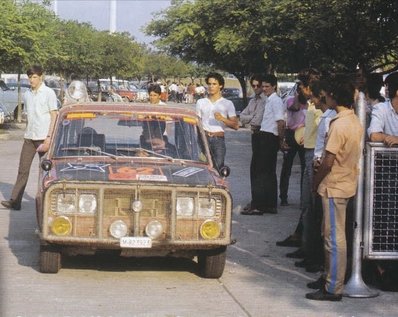 Carlos del Val - J. Lazcano
Daily Mirror London-Mexico World Cup Rally 1970. Seat 1430. Abandonó en la Pampa Argentina.
Circulando a 140Km/h chocaron con un montículo de arena, volcando y cayendo de morro y rompiendo la suspension y la dirección.

Anecdota:
Debido al bajo presupuesto, hicieron un acuerdo con el único equipo ruso.
Ellos (los rusos) ofrecian ayuda mecánica a cambio de que Carlos y Lazcano les facilitaran el rutómetro para los 25.750.00 km.

Del 19 de Abril al 27 de Mayo, Londres - Mexico.
Superficie: tierra - asfalto.

ITINERARIO:
Reino Unido, Francia, Alemania Occidental, Austria, Hungría, Yugoslavia, Bulgaria, regreso a Yugoslavia, Italia, Sur de Francia, España, Portugal.
REINICIO:
Brasil, Uruguay, Argentina, Chile, regreso a Argentina, Bolivia, Perú, Ecuador, Colombia, Panamá, Costa Rica, Nicaragua, Honduras, El Salvador, Guatemala y México.

La prueba constaba de 29 tramos especiales con un total de 25.750.00 km incluyendo los tramos de enlace.

Tomaron la salida 96 equipos, finalizaron 26.
@
Palabras clave: Carlos_del_Val;Lazcano;Seat;Londres-Mexico;1970