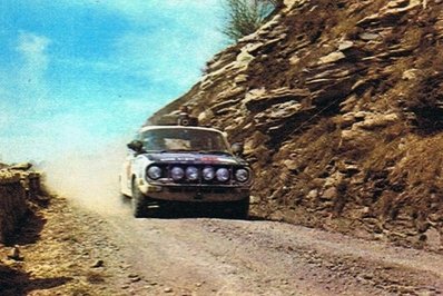 Capt. HRH Prince Michael of Kent - Capt. Thompson - Capt. N. Clarkson
Daily Mirror London-Mexico World Cup Rally 1970. Austin Maxi. Abandonó por accidente.

Del 19 de Abril al 27 de Mayo, Londres - Mexico.
Superficie: tierra - asfalto.

ITINERARIO:
Reino Unido, Francia, Alemania Occidental, Austria, Hungría, Yugoslavia, Bulgaria, regreso a Yugoslavia, Italia, Sur de Francia, España, Portugal.
REINICIO:
Brasil, Uruguay, Argentina, Chile, regreso a Argentina, Bolivia, Perú, Ecuador, Colombia, Panamá, Costa Rica, Nicaragua, Honduras, El Salvador, Guatemala y México.

La prueba constaba de 29 tramos especiales con un total de 25.750.00 km incluyendo los tramos de enlace.

Tomaron la salida 96 equipos, finalizaron 26.
@
Palabras clave: Prince_Michael_Kent;Capt.Thompson;Capt.N.Clarkson;Londres-Mexico;Austin;1970