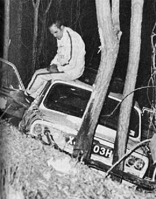 Evan Green - Gelegnite Jack Murray - Hamish Cardno
Daily Mirror London-Mexico World Cup Rally 1970. Triumph 2.5 Pi Mk2 (XJB303H). Abandonó el quinto dia de las etapas americanas.
Iba solo con 5 cilindros desde San Remo, saliendo de Londres con una guia de válvulas rota y teniendo una salida en el tramo Alpine de Monte-Carlo, quedando el frontal del coche destrozado.

Del 19 de Abril al 27 de Mayo, Londres - Mexico.
Superficie: tierra - asfalto.

ITINERARIO:
Reino Unido, Francia, Alemania Occidental, Austria, Hungría, Yugoslavia, Bulgaria, regreso a Yugoslavia, Italia, Sur de Francia, España, Portugal.
REINICIO:
Brasil, Uruguay, Argentina, Chile, regreso a Argentina, Bolivia, Perú, Ecuador, Colombia, Panamá, Costa Rica, Nicaragua, Honduras, El Salvador, Guatemala y México.

La prueba constaba de 29 tramos especiales con un total de 25.750.00 km incluyendo los tramos de enlace.

Tomaron la salida 96 equipos, finalizaron 26.
@
Palabras clave: Londres-Mexico;Triumph;1970