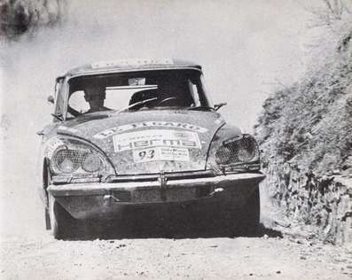 Rene Trautmann - Jean-Pierrie Hanrioud
Daily Mirror London-Mexico World Cup Rally 1970. Citröen DS21. Abandonó en Tacuarembo, por una salida de pista, Aunque pudo continuar, al final tuvo que abandonar.
La salida fue motivada por salir de un puente en curva muy fuerte.

Trautmann se quejaba desde el desembarque de Rio de Janeiro que el coche tenia problemas de suspension, los cuales no tenia cuando lo embarcó en Lisboa.

Anecdota:
Se dice que una vez habia abandonado, volvio a recorrer el tramo y se estrelló en el mismo sitio.

Del 19 de Abril al 27 de Mayo, Londres - Mexico.
Superficie: tierra - asfalto.

ITINERARIO:
Reino Unido, Francia, Alemania Occidental, Austria, Hungría, Yugoslavia, Bulgaria, regreso a Yugoslavia, Italia, Sur de Francia, España, Portugal.
REINICIO:
Brasil, Uruguay, Argentina, Chile, regreso a Argentina, Bolivia, Perú, Ecuador, Colombia, Panamá, Costa Rica, Nicaragua, Honduras, El Salvador, Guatemala y México.

La prueba constaba de 29 tramos especiales con un total de 25.750.00 km incluyendo los tramos de enlace.

Tomaron la salida 96 equipos, finalizaron 26.
@
Palabras clave: ;Londres-Mexico;Citroen;DS21;1970