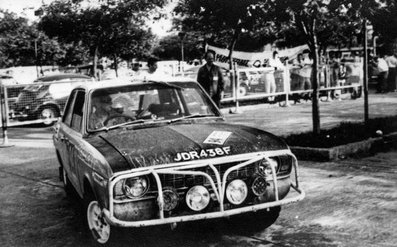 Donald Soames-Waring - Andrew Thwaite - G.Crighton
Daily Mirror London-Mexico World Cup Rally 1970. Ford Cortina GT. Abandonó al chocar contra un montículo de tierra en Bahia Blanca.

Del 19 de Abril al 27 de Mayo, Londres - Mexico.
Superficie: tierra - asfalto.

ITINERARIO:
Reino Unido, Francia, Alemania Occidental, Austria, Hungría, Yugoslavia, Bulgaria, regreso a Yugoslavia, Italia, Sur de Francia, España, Portugal.
REINICIO:
Brasil, Uruguay, Argentina, Chile, regreso a Argentina, Bolivia, Perú, Ecuador, Colombia, Panamá, Costa Rica, Nicaragua, Honduras, El Salvador, Guatemala y México.

La prueba constaba de 29 tramos especiales con un total de 25.750.00 km incluyendo los tramos de enlace.

Tomaron la salida 96 equipos, finalizaron 26.
@
Palabras clave: Londres-Mexico;Ford;Cortina;1970