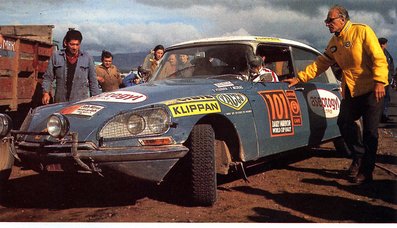 Guy Verrier - Francis Murac
Daily Mirror London-Mexico World Cup Rally 1970. Citröen DS 21. Abandonó en la ruta de los Incas, desconocemos el motivo.

Del 19 de Abril al 27 de Mayo, Londres - Mexico.
Superficie: tierra - asfalto.

ITINERARIO:
Reino Unido, Francia, Alemania Occidental, Austria, Hungría, Yugoslavia, Bulgaria, regreso a Yugoslavia, Italia, Sur de Francia, España, Portugal.
REINICIO:
Brasil, Uruguay, Argentina, Chile, regreso a Argentina, Bolivia, Perú, Ecuador, Colombia, Panamá, Costa Rica, Nicaragua, Honduras, El Salvador, Guatemala y México.

La prueba constaba de 29 tramos especiales con un total de 25.750.00 km incluyendo los tramos de enlace.

Tomaron la salida 96 equipos, finalizaron 26.
@
Palabras clave: Londres-Mexico;Citroen;DS21;1970