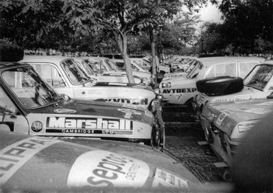 Daily Mirror London-Mexico World Cup Rally 1970
Parque Cerrado de Rio de Janeiro

Del 19 de Abril al 27 de Mayo, Londres - Mexico.
Superficie: tierra - asfalto.

ITINERARIO:
Reino Unido, Francia, Alemania Occidental, Austria, Hungría, Yugoslavia, Bulgaria, regreso a Yugoslavia, Italia, Sur de Francia, España, Portugal.
REINICIO:
Brasil, Uruguay, Argentina, Chile, regreso a Argentina, Bolivia, Perú, Ecuador, Colombia, Panamá, Costa Rica, Nicaragua, Honduras, El Salvador, Guatemala y México.

La prueba constaba de 29 tramos especiales con un total de 25.750.00 km incluyendo los tramos de enlace.

Tomaron la salida 96 equipos, finalizaron 26.
Palabras clave: Londres-Mexico