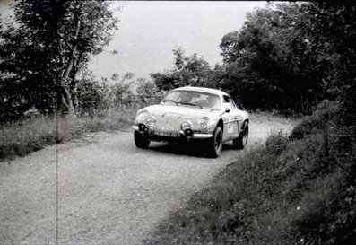 Bernard Darniche - Alain Mahé
31º Coupe des Alpes 1971. Alpine-Renaul A110 1600 S (1494 GX 76). Clasificado 1º.

Del 25 al 26 de Junio, Uriage-Marseille.
Superficie: asfalto.

La prueba tenia un total de 1420.00 km de los que 800.00 km eran cronometrados.

No sabemos cuantos equipos tomaron la salida, finalizaron 36.@
Palabras clave: Renault;Alpine;Alpes;1971