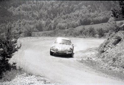 Bernard Darniche - Alain Mahé
31º Coupe des Alpes 1971. Alpine-Renaul A110 1600 S (1494 GX 76). Clasificado 1º.

Del 25 al 26 de Junio, Uriage-Marseille.
Superficie: asfalto.

La prueba tenia un total de 1420.00 km de los que 800.00 km eran cronometrados.

No sabemos cuantos equipos tomaron la salida, finalizaron 36.@
Palabras clave: Renault;Alpine;Alpes;1971