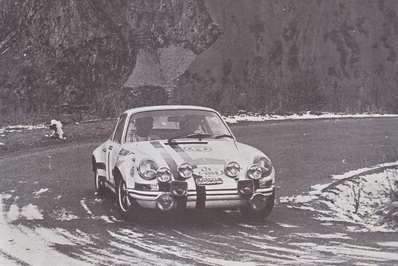 Alberto Ruiz-Giménez - "Artemi"
7º Rallye Barcelona-Andorra 1971. Porsche 911 S (Escuderà­a Repsol). Clasificado 1º.
20-21 Noviembre. Coef.4
El Rally tenia un total de 597 Km de los que 102.8 km divididos en 7 tramos, eran especiales.
Se inscribieron 88 participantes, tomaron la salida 70, finalizaron 47.
Durante los años 1965 y 1972 este Rally fue el sustituto del Rallye Catalunya, el cual no se celebraba.
Palabras clave: Porsche;Barcelona_Andorra;1971