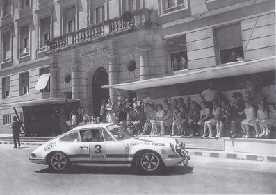 Eladio Doncel - Juan Antº Conde
5º Rallye de Orense 1971. Porsche 911S (Escuderà­a Repsol). Clasificado 1º.
19-20 Junio. Coef.4
El Rally tenia un total de 598 Km de los que 112,4 Km divididos en 14 tramos, earn especiales.
Se inscribieron 58 participantes, tomaron la salida 42, finalizaron 27.@
Palabras clave: Porsche;Orense;1971