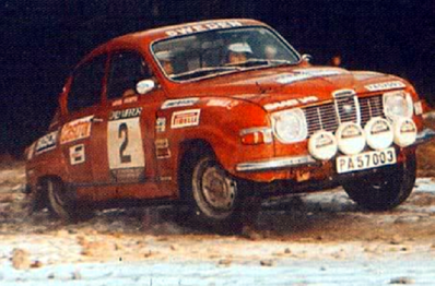 Stig Blomqvist - Arne Hertz
20º Daily Mirror RAC Rally 1971. Saab 96 V4. Clasificado 1º.

Del 20 al 25 de Noviembre, Harrogate.
Superficie: tierra - nieve

El Rally tenia un total de 646.90 km cronometrados divididos en 77 tramos especiales (13 de ellos fueron cancelados, SS11 
Kilburn de 3.22 km, SS12 Boltby de 6.44 km, SS23 Redesdale de 3.22, SS27 Glendevon de 3.22 km, SS28 Blackcraig de 16.09 km, SS32 Clashindarrich de 13.68 km, SS33 Bin de 6.44 km, SS35 
Glen Errochty de 12.87 km, SS36 Ladywell de 4.02 km, SS37 Craigvinean de 11.26 km, SS38 Achray de 12.07, SS39 Loch Ard de 8.05 km, SS51 Speed Merchants de 4.83 km)

Tomaron la salida 231 equipos, finalizaron 104.
@
Palabras clave: Stig_Blomqvist;Saab;V4;Gran_Bretaña;1971;Daily_Mirror;RAC_Rally;Nieve;Inglaterra