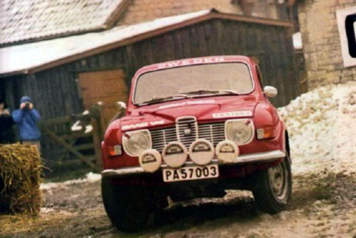 Stig Blomqvist - Arne Hertz
20º Daily Mirror RAC Rally 1971. Saab 96 V4. Clasificado 1º.

Del 20 al 25 de Noviembre, Harrogate, Yorkshire, Inglaterra.
Superficie: tierra - nieve.

El Rally tenia un total de 646.90 km cronometrados divididos en 77 tramos especiales. (13 de ellos no se disputaron, SS11, SS12, SS23, SS27, SS28, SS32,SS33;SS35,SS36, SS37,SS38,SS39 y SS51, total 105.41 km cancelados)

Tomaron la salida 231 equipos, finalizaron 104.@
Palabras clave: Stig_Blomqvist;Saab;V4;Gran_Bretaña;1971;Daily_Mirror;RAC_Rally;Inglaterra