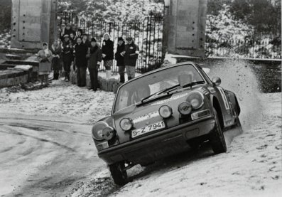 Björn Waldegard - Lars Nyström
20º Daily Mirror RAC Rally 1971. Porsche 911 S (S-Z 7941). Clasificado 2º.

Del 20 al 25 de Noviembre, Harrogate.
Superficie: tierra - nieve

El Rally tenia un total de 646.90 km cronometrados divididos en 77 tramos especiales (13 de ellos fueron cancelados, SS11 
Kilburn de 3.22 km, SS12 Boltby de 6.44 km, SS23 Redesdale de 3.22, SS27 Glendevon de 3.22 km, SS28 Blackcraig de 16.09 km, SS32 Clashindarrich de 13.68 km, SS33 Bin de 6.44 km, SS35 
Glen Errochty de 12.87 km, SS36 Ladywell de 4.02 km, SS37 Craigvinean de 11.26 km, SS38 Achray de 12.07, SS39 Loch Ard de 8.05 km, SS51 Speed Merchants de 4.83 km)

Tomaron la salida 231 equipos, finalizaron 104.
@
Palabras clave: Bjorn_Waldegard;Porsche;Gran_Bretaña;1971;Daily_Mirror;nieve;Inglaterra