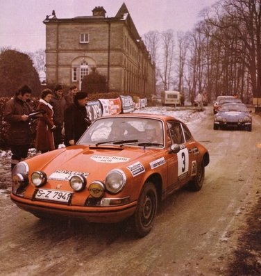 Björn Waldegård - Lars Nyström
20º Daily Mirror RAC Rally 1971. Porsche 911 S (S-Z 7941). Clasificado 2º.

Del 20 al 25 de Noviembre, Harrogate.
Superficie: tierra - nieve

El Rally tenia un total de 646.90 km cronometrados divididos en 77 tramos especiales (13 de ellos fueron cancelados, SS11 
Kilburn de 3.22 km, SS12 Boltby de 6.44 km, SS23 Redesdale de 3.22, SS27 Glendevon de 3.22 km, SS28 Blackcraig de 16.09 km, SS32 Clashindarrich de 13.68 km, SS33 Bin de 6.44 km, SS35 
Glen Errochty de 12.87 km, SS36 Ladywell de 4.02 km, SS37 Craigvinean de 11.26 km, SS38 Achray de 12.07, SS39 Loch Ard de 8.05 km, SS51 Speed Merchants de 4.83 km)

Tomaron la salida 231 equipos, finalizaron 104.
@
Palabras clave: Bjorn_Waldegard;Lars_Nystrom;Porsche;Gran_Bretaña;1971;Daily_Mirror;Inglaterra