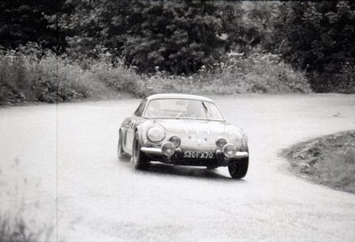 Jacques Henry - Bernard-Etienne Grobot
31º Coupe des Alpes 1971. Alpine-Renaul A110 1600 S (520 FX 70). Clasificado 5º

Del 25 al 26 de Junio, Uriage-Marseille.
Superficie: asfalto.

La prueba tenia un total de 1420.00 km de los que 800.00 km eran cronometrados.

No sabemos cuantos equipos tomaron la salida, finalizaron 36.@
Palabras clave: Renault;Alpine;Alpes;1971