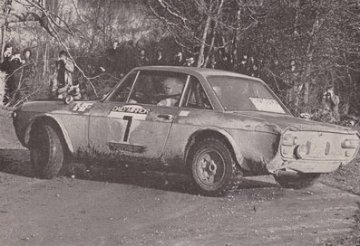 Simo Lampinen - John Davenport
20º Daily Mirror RAC Rally 1971. Lancia Fulvia 1.6 Coupé HF. Clasificado 6º.

Del 20 al 25 de Noviembre, Harrogate.
Superficie: tierra - nieve

El Rally tenia un total de 646.90 km cronometrados divididos en 77 tramos especiales (13 de ellos fueron cancelados, SS11 
Kilburn de 3.22 km, SS12 Boltby de 6.44 km, SS23 Redesdale de 3.22, SS27 Glendevon de 3.22 km, SS28 Blackcraig de 16.09 km, SS32 Clashindarrich de 13.68 km, SS33 Bin de 6.44 km, SS35 
Glen Errochty de 12.87 km, SS36 Ladywell de 4.02 km, SS37 Craigvinean de 11.26 km, SS38 Achray de 12.07, SS39 Loch Ard de 8.05 km, SS51 Speed Merchants de 4.83 km)

Tomaron la salida 231 equipos, finalizaron 104.
@
Palabras clave: Simo_Lampinen;John_Davenport;Gran_Bretaña;Lancia;Fulvia;1971;Inglaterra