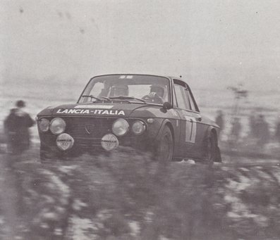 Simo Lampinen - John Davenport
20º Daily Mirror RAC Rally 1971. Lancia Fulvia 1.6 Coupé HF. Clasificado 6º.

Del 20 al 25 de Noviembre, Harrogate.
Superficie: tierra - nieve

El Rally tenia un total de 646.90 km cronometrados divididos en 77 tramos especiales (13 de ellos fueron cancelados, SS11 
Kilburn de 3.22 km, SS12 Boltby de 6.44 km, SS23 Redesdale de 3.22, SS27 Glendevon de 3.22 km, SS28 Blackcraig de 16.09 km, SS32 Clashindarrich de 13.68 km, SS33 Bin de 6.44 km, SS35 
Glen Errochty de 12.87 km, SS36 Ladywell de 4.02 km, SS37 Craigvinean de 11.26 km, SS38 Achray de 12.07, SS39 Loch Ard de 8.05 km, SS51 Speed Merchants de 4.83 km)

Tomaron la salida 231 equipos, finalizaron 104.
@
Palabras clave: Simo_Lampinen;John_Davenport;Gran_Bretaña;Lancia;Fulvia;1971;Inglaterra