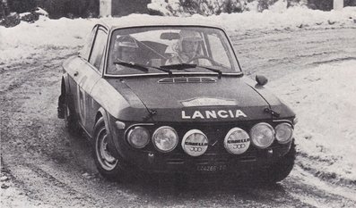 Simo Lampinen - John Davenport
40º Rallye Automobile de Monte-Carlo 1971. Lancia Fulvia 1.6 Coupé HF (TO E24266). Clasificado 6º.

Superficie: asfalto - nieve con 455,90 km cronometrados divididos en 17 tramos especiales.

Para el tramo final, Col des Banquettes - Col de la Madonne de Gorbio de 28.00 km calificaron 60 equipos, a partir de la posición 23 los equipos fueron clasificados oficialmente hasta el 30.

Se inscribieron 282 equipos, tomaron la salida 224, finalizaron 30.
@
Palabras clave: Simo_Lampinen;John_Davenport;Montecarlo;Lancia;Fulvia;nieve;1971