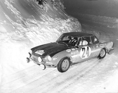 Håkan Lindberg - Sölve Andreasson
40º Rallye Automobile de Monte-Carlo 1971. Fiat 124 Spider (TO E31330). Clasificado 7º.

Superficie: asfalto - nieve con 455,90 km cronometrados divididos en 17 tramos especiales.

Para el tramo final, Col des Banquettes - Col de la Madonne de Gorbio de 28.00 km calificaron 60 equipos, a partir de la posición 23 los equipos fueron clasificados oficialmente hasta el 30.

Se inscribieron 282 equipos, tomaron la salida 224, finalizaron 30.
@
Palabras clave: Fiat;Spyder;Montecarlo;1971;nieve