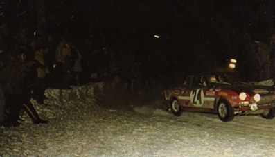 Håkan Lindberg - Sölve Andreasson
40º Rallye Automobile de Monte-Carlo 1971. Fiat 124 Spider (TO E31330). Clasificado 7º.

Superficie: asfalto - nieve con 455,90 km cronometrados divididos en 17 tramos especiales.

Para el tramo final, Col des Banquettes - Col de la Madonne de Gorbio de 28.00 km calificaron 60 equipos, a partir de la posición 23 los equipos fueron clasificados oficialmente hasta el 30.

Se inscribieron 282 equipos, tomaron la salida 224, finalizaron 30.
@
Palabras clave: Fiat;Spyder;Montecarlo;1971;nieve