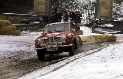 Per Eklund - Sölve Andreasson
20º Daily Mirror RAC Rally 1971. Saab 96 V4 (PA-57004). Clasificado 7º.

Del 20 al 25 de Noviembre, Harrogate.
Superficie: tierra - nieve

El Rally tenia un total de 646.90 km cronometrados divididos en 77 tramos especiales (13 de ellos fueron cancelados, SS11 
Kilburn de 3.22 km, SS12 Boltby de 6.44 km, SS23 Redesdale de 3.22, SS27 Glendevon de 3.22 km, SS28 Blackcraig de 16.09 km, SS32 Clashindarrich de 13.68 km, SS33 Bin de 6.44 km, SS35 
Glen Errochty de 12.87 km, SS36 Ladywell de 4.02 km, SS37 Craigvinean de 11.26 km, SS38 Achray de 12.07, SS39 Loch Ard de 8.05 km, SS51 Speed Merchants de 4.83 km)

Tomaron la salida 231 equipos, finalizaron 104.
@
Palabras clave: Per_Eklund;Sölve_Andreasson;Saab;V4;Gran_Bretaña;1971;Daily_Mirror;RAC_Rally;Inglaterra