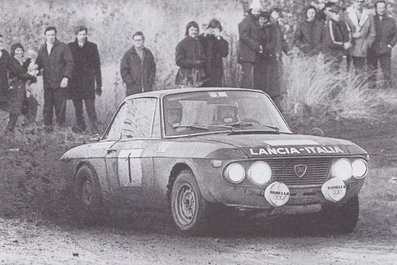 Harry Källström - Gunnar Häggbom
20º Daily Mirror RAC Rally 1971. Lancia Fulvia 1.6 Coupé HF, Clasificado 8º.

Del 20 al 25 de Noviembre, Harrogate.
Superficie: tierra - nieve

El Rally tenia un total de 646.90 km cronometrados divididos en 77 tramos especiales (13 de ellos fueron cancelados, SS11 
Kilburn de 3.22 km, SS12 Boltby de 6.44 km, SS23 Redesdale de 3.22, SS27 Glendevon de 3.22 km, SS28 Blackcraig de 16.09 km, SS32 Clashindarrich de 13.68 km, SS33 Bin de 6.44 km, SS35 
Glen Errochty de 12.87 km, SS36 Ladywell de 4.02 km, SS37 Craigvinean de 11.26 km, SS38 Achray de 12.07, SS39 Loch Ard de 8.05 km, SS51 Speed Merchants de 4.83 km)

Tomaron la salida 231 equipos, finalizaron 104.
@
Palabras clave: Harry_Kallstrom;Gunnar_Haggbom;Gran_Bretaña;Lancia;Fulvia;1971;Daily_Mirror;RAC_Rally;Inglaterra