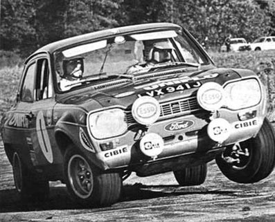 Roger Albert Clark - Jim Porter
20º Daily Mirror RAC Rally 1971. Ford Escort RS 1600 MKI. Clasificado 11º.

Del 20 al 25 de Noviembre, Harrogate.
Superficie: tierra - nieve

El Rally tenia un total de 646.90 km cronometrados divididos en 77 tramos especiales (13 de ellos fueron cancelados, SS11 
Kilburn de 3.22 km, SS12 Boltby de 6.44 km, SS23 Redesdale de 3.22, SS27 Glendevon de 3.22 km, SS28 Blackcraig de 16.09 km, SS32 Clashindarrich de 13.68 km, SS33 Bin de 6.44 km, SS35 
Glen Errochty de 12.87 km, SS36 Ladywell de 4.02 km, SS37 Craigvinean de 11.26 km, SS38 Achray de 12.07, SS39 Loch Ard de 8.05 km, SS51 Speed Merchants de 4.83 km)

Tomaron la salida 231 equipos, finalizaron 104.
@
Palabras clave: Roger-Albert_Clark;Jim_Porter;Ford;Escort;RS1600;MKI;Gran_Bretaña;1971;Daily_Mirror;RAC_Rally;Inglaterra