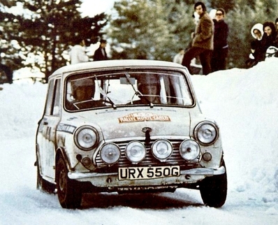Andrew Cowan - Johnstone Syer
40º Rallye Automobile de Monte-Carlo 1971. BMC Mini Cooper S (URX 550G). Clasificado 21º.

Del 22 al 29 de Enero, Monte-Carlo.
Superficie: asfalto - nieve con 455,90 km cronometrados.

Para el tramo final, Col des Banquettes - Col de la Madonne de Gorbio de 28.00 km calificaron 60 equipos, a partir de la posición 23 los equipos fueron clasificados oficialmente hasta el 30.

Se inscribieron 282 equipos, tomaron la salida 224, finalizaron 30.@
Palabras clave: ;Mini;Cooper;Montecarlo;1971;Nieve