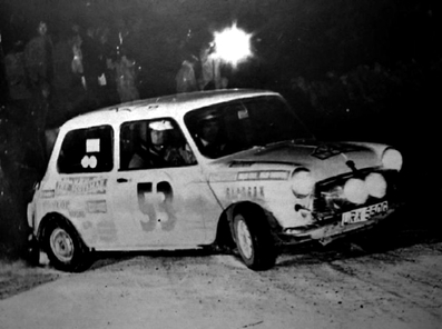 Andrew Cowan - Johnstone Syer
40º Rallye Automobile de Monte-Carlo 1971. BMC Mini Cooper S (URX 550G). Clasificado 21º.
Del 22 al 29 de Enero, Monte-Carlo.
Superficie: asfalto - nieve con 455,90 km cronometrados.
Para el tramo final, Col des Banquettes - Col de la Madonne de Gorbio de 28.00 km calificaron 60 equipos, a partir de la posición 23 los equipos fueron clasificados oficialmente hasta el 30.
Se inscribieron 282 equipos, tomaron la salida 224, finalizaron 30.@
Palabras clave: ;Mini;Cooper;Montecarlo;1971;Nieve