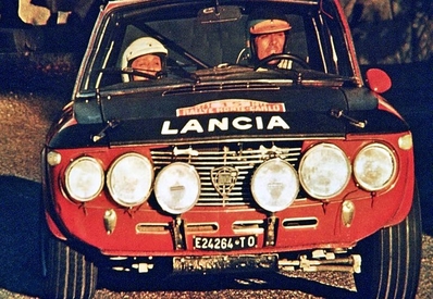 Sandro Munari - Mario Manucci
40º Rallye Automobile de Monte-Carlo 1971. Lancia Fulvia 1.6 Coupé HF (TO E24264). Clasificado 28º.

Del 22 al 29 de Enero, Monte-Carlo.
Superficie: asfalto - nieve con 455.90 km cronometrados divididos en 17 tramos especiales.

Para el tramo final, Col des Banquettes - Col de la Madonne de Gorbio de 28.00 km calificaron 60 equipos, a partir de la posición 23 los equipos fueron clasificados oficialmente hasta el 30.

Se inscribieron 282 equipos, tomaron la salida 224, finalizaron 30.@
Palabras clave: Sandro_Munari;Lancia;Fulvia;Montecarlo;1971
