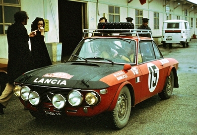 Sandro Munari - Mario Manucci
40º Rallye Automobile de Monte-Carlo 1971. Lancia Fulvia 1.6 Coupé HF (TO E24264). Clasificado 28º.

Del 22 al 29 de Enero, Monte-Carlo.
Superficie: asfalto - nieve con 455.90 km cronometrados divididos en 17 tramos especiales.

Para el tramo final, Col des Banquettes - Col de la Madonne de Gorbio de 28.00 km calificaron 60 equipos, a partir de la posición 23 los equipos fueron clasificados oficialmente hasta el 30.

Se inscribieron 282 equipos, tomaron la salida 224, finalizaron 30.@
Palabras clave: Sandro_Munari;Lancia;Fulvia;Montecarlo;1971