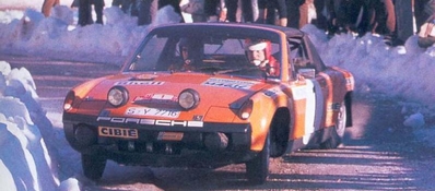 Gérard Larrousse - Jean-Claude Perramond
40º Rallye Automobile de Monte-Carlo 1971. Porsche 914/6 (S-Y 7716). Abandonó por el embrague.

Del 22 al 29 de Enero, Monte-Carlo.
Superficie: asfalto - nieve con 455.90 km cronometrados divididos en 17 tramos especiales.

Para el tramo final, Col des Banquettes - Col de la Madonne de Gorbio de 28.00 km calificaron 60 equipos, a partir de la posición 23 los equipos fueron clasificados oficialmente hasta el 30.

Se inscribieron 282 equipos, tomaron la salida 224, finalizaron 30.@
Palabras clave: ;Porsche;Montecarlo;nieve;1971
