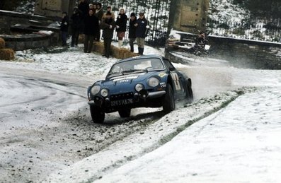 Ove Andersson - Geraint Phillips
20º Daily Mirror Rally 1971. Alpine-Renault A110 1600. Abandonó por junta de culata en SS10 Cropton de 16.09 km.

Del 20 al 25 de Noviembre, Harrogate, Yorkshire, Inglaterra.
Superficie: tierra - nieve.

El Rally tenia un total de 646.90 km cronometrados divididos en 77 tramos especiales. (13 de ellos no se disputaron, SS11, SS12, SS23, SS27, SS28, SS32,SS33;SS35,SS36, SS37,SS38,SS39 y SS51, total 105.41 km cancelados)

Tomaron la salida 231 equipos, finalizaron 104.@
Palabras clave: Ove_Andersson;Renault;Alpine;A110;Gran_Bretaña;1971;Nieve;Daily_Mirror;Inglaterra