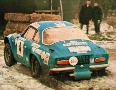 Ove Andersson - Geraint Phillips
20º Daily Mirror Rally 1971. Alpine-Renault A110 1600. Abandonó por junta de culata en SS10 Cropton de 16.09 km.

Del 20 al 25 de Noviembre, Harrogate, Yorkshire, Inglaterra.
Superficie: tierra - nieve.

El Rally tenia un total de 646.90 km cronometrados divididos en 77 tramos especiales. (13 de ellos no se disputaron, SS11, SS12, SS23, SS27, SS28, SS32,SS33;SS35,SS36, SS37,SS38,SS39 y SS51, total 105.41 km cancelados)

Tomaron la salida 231 equipos, finalizaron 104.@
Palabras clave: Ove_Andersson;Renault;Alpine;A110;Gran_Bretaña;1971;Nieve;Daily_Mirror;Inglaterra