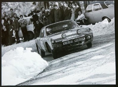 Ake Andersson - Bo Thorszelius 
40º Rallye Automobile de Monte-Carlo 1971. Porsche 914/6 (S-Y 7715). Abandonó por la caja de cambios.

Del 22 al 29 de Enero, Monte-Carlo.
Superficie: asfalto - nieve con 455,90 km cronometrados divididos en 17 tramos especiales.
Para el tramo final, Col des Banquettes - Col de la Madonne de Gorbio de 28.00 km calificaron 60 equipos, a partir de la posición 23 los equipos fueron clasificados oficialmente hasta el 30.
Se inscribieron 282 equipos, tomaron la salida 224, finalizaron 30.@
Palabras clave: Porsche;Montecarlo;1971;nieve