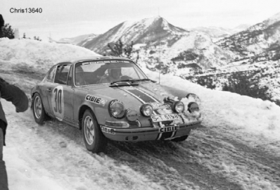 Guy Chasseuil - Christian Baron
40º Rallye Automobile de Monte-Carlo 1971. Porsche 911 S 2.2 (S-T 5158). Abandonó por la caja de cambios.

Del 22 al 29 de Enero, Monte-Carlo.
Superficie: asfalto - nieve con 455,90 km cronometrados divididos en 17 tramos especiales.
Para el tramo final, Col des Banquettes - Col de la Madonne de Gorbio de 28.00 km calificaron 60 equipos, a partir de la posición 23 los equipos fueron clasificados oficialmente hasta el 30.
Se inscribieron 282 equipos, tomaron la salida 224, finalizaron 30.@
Palabras clave: Porsche;Montecarlo;1971;Nieve