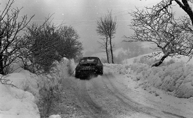 Guy Chasseuil - Christian Baron
40º Rallye Automobile de Monte-Carlo 1971. Porsche 911 S 2.2 (S-T 5158). Abandonó por la caja de cambios.

Del 22 al 29 de Enero, Monte-Carlo.
Superficie: asfalto - nieve con 455,90 km cronometrados divididos en 17 tramos especiales.

Para el tramo final, Col des Banquettes - Col de la Madonne de Gorbio de 28.00 km calificaron 60 equipos, a partir de la posición 23 los equipos fueron clasificados oficialmente hasta el 30.

Se inscribieron 282 equipos, tomaron la salida 224, finalizaron 30.

© Jordi Viñals
@@
Palabras clave: Porsche;Montecarlo;1971;Nieve