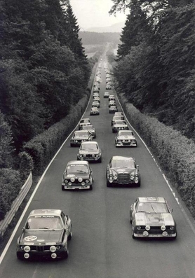 24 Horas de Spa-Francorschamps 1971
Vuelta de reconocimiento, previa a la salida, de la prueba mas importante del Campeonato de Europa de Turismos.

En aquellos años, épocas de bonanza y oportunidades, los departamentos deportivos oficiales (y sus equipos filiales) se volcaban con í­mpetu en las carreras europeas. Especialmente en los Turismos dada la similitud que los vehí­culos en liza -aparentemente "de calle"- proyectaban en los aficionados.

Alfa Romeo (Autodelta), BMW (Alpina, Schnitzer, GS-Tuning, Eggenberger), Opel (Steinmetz, Conrero), Mercedes-Benz (AMG), Ford (Broadspeed, Alan Mann), NSU (Spiess), Fiat (Filippinetti, Abarth, Trivellato), Moskvitch, Chevrolet, Skoda...

Con modelos constantemente evolucionados: Escort, Capri, 2002, 2800-CS, 2000-GTAm, GTA-1300 Jr., Mustang, Camaro RS.
Palabras clave: Spa;Francorschamps;1971