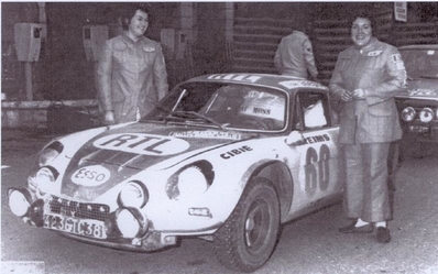 Pat Moss-Carlsson - Elizabeth Crellin
41º Rallye Automobile de Monte-Carlo 1972. Alpine-Renault A110 1600 (4236 TC 38). Clasificada 10ª y 1ª en Copa de Damas.

Del 21 al 28 de Enero, Monte-Carlo.
Superficie: asfalto - nieve.

El Rally constaba de 2 etapas y 437.50 km cronometrados divididos en 16 tramos especiales.

Se inscribieron 299 equipos, tomaron la salida 264, finalizaron 40.@
Palabras clave: Pat_Moss-Carlsson;Renault;Alpine;A110;Montecarlo;1972;parque_cerrado