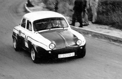 Renault Dauphine "ASTURCON"
El motor, en un principio, era un 1300 con un sencillo "Kit" de la propia Regie Renault, con el que se conseguí­an alrededor de 115 CV.

La caja de cambios era de cinco velocidades, con un grupo corto, capaz de proporcionar una velocidad punta de alrededor de 155 km/h.
El peso en orden de marcha era de 650 Kgs. 

Después de probarlo, se le acopló en la parte delantera un radiador de Simca 1200, accionado por dos ventiladores, procedentes del mismo vehí­culo, para que refrigerara mejor.
Palabras clave: Renault;Dauphine;Asturcon;1972