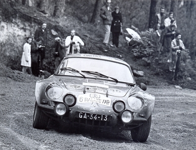 Vítor Colaço Marques - José Arnaud
6º Rali Internacional TAP 1972. Alpine-Renault A110 1600 (GA-34-13). Abandonó por fatal accidente  en SS1 Ruivaes de 8.50 km.
En dicho accidente el copiloto José Arnaud falleció.
Sporting Clube de Portugal

Del 10 al 15 de Octubre, Automóvil Club de Portugal.
Superficie: asfalto - tierra.

El Rally tenía un total de 397.60 km cronometrados divididos en 31 tramos especiales.

Tomaron la salida 104 equipos, finalizaron 20.
@
Palabras clave: Portugal;1972;Alpine;Renault