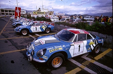 Parque Cerrado del 17º Tour de Corse 1973
Los Alpine-Renault A110 1800 de:
#1 Jean-Pierre Nicolas - Michel Vial, clasificado 1º.
#3 Bernard Darniche - Alain Mahé, abandonó por el diferencial.
#5 Jean-François Piot - Jean De Alexandris, clasificado 2º.
El otro que se puede ver creemos que es el #7 de Jean-Luc Thérier - Marcel Callewaert, clasificado 3º.

Del 1 al 2 de Diciembre, Ajaccio, Córcega, Francia.
Superficie: asfalto - nieve.

El Rally tenia un total de 1080 km de los que 511.70 km divididos en 21 tramos eran especiales.
8 de ellos fueron cancelados, de SS8 a SS15).
SS8 Argiusta - Forciolo de 15.40 km.
SS9 Bottacina - Cortichiato de 10.50 km.
SS10 Tavera - Bastelica de 17.10 km.
SS11 Bastelica - Cauro de 18.80 km.
SS12 Panelca - Ghisoni de 34.60 km.
SS13 Ghisoni - Cross de 16.60 km.
SS14 Muracciole - Rospigliani de 13.00 km.
SS15 Ponte Leccia - Morosaglia de 13.90 km.

Se inscribieron 50 equipos, tomaron la salida 50, finalizaron 22.@
Palabras clave: Renault;Alpine;A110;Corcega;Corse;1973;Parque_Cerrado
